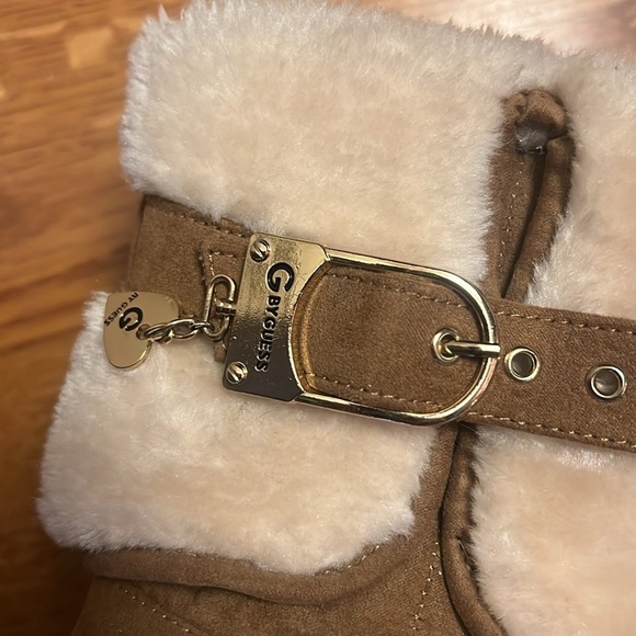 Guess ladies booties NWOT, camel color, brass accessories size 7 1/2 medium - Picture 14 of 14